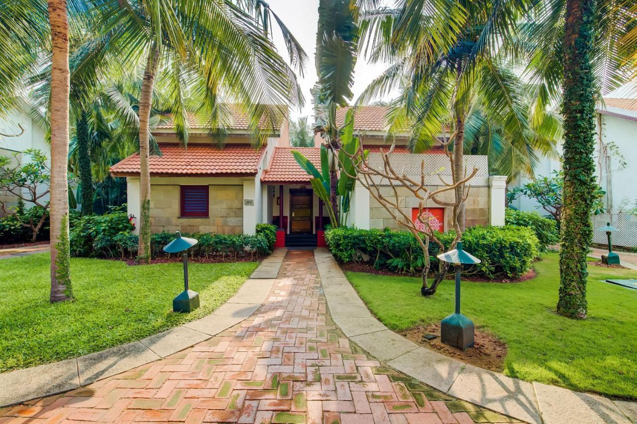 Radisson Blu Resort Temple Bay Mamallapuram Exterior foto A view of the resort