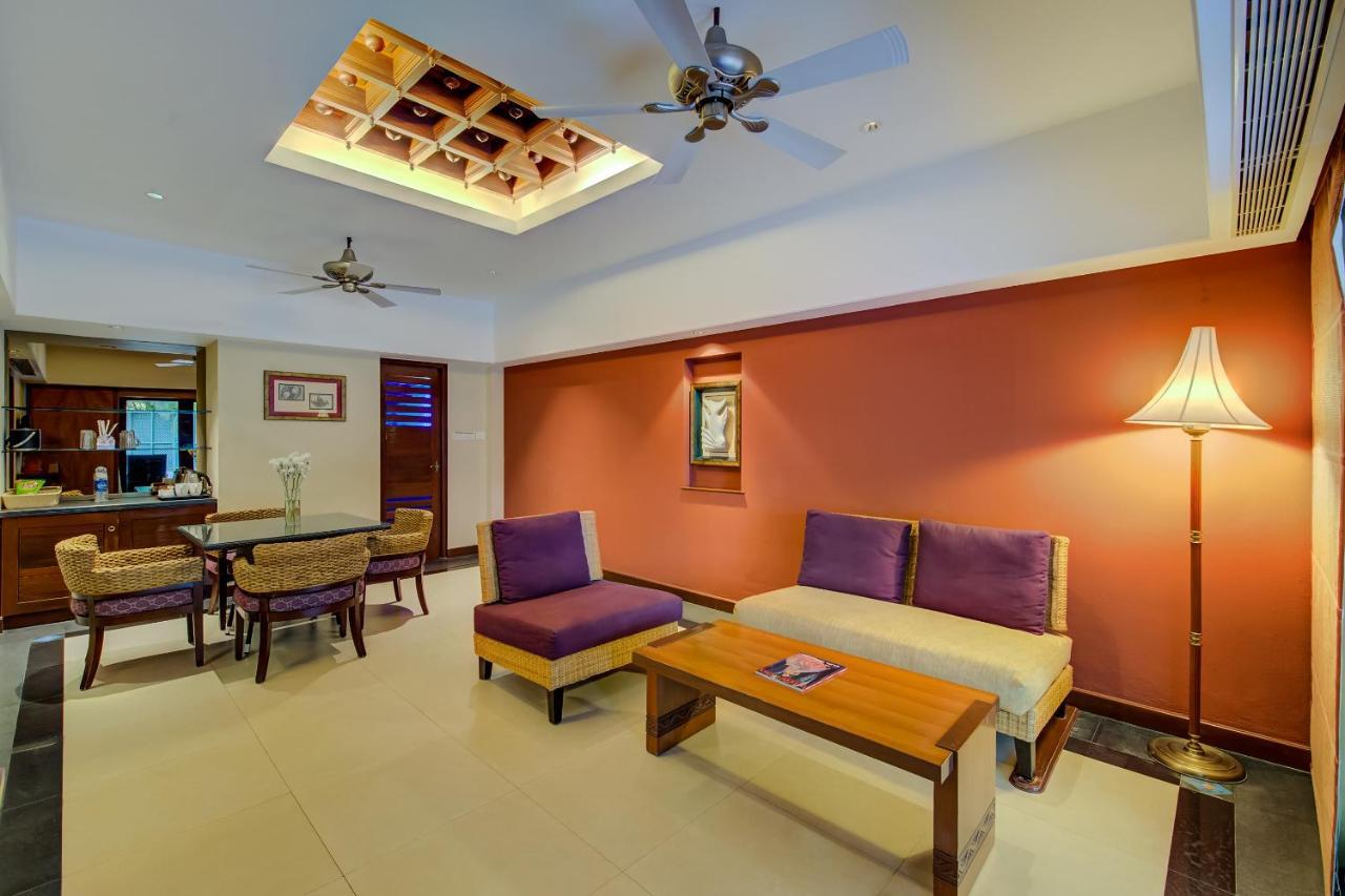 Radisson Blu Resort Temple Bay Mamallapuram Exterior foto A living room in a suite at the Royal Thai Suite