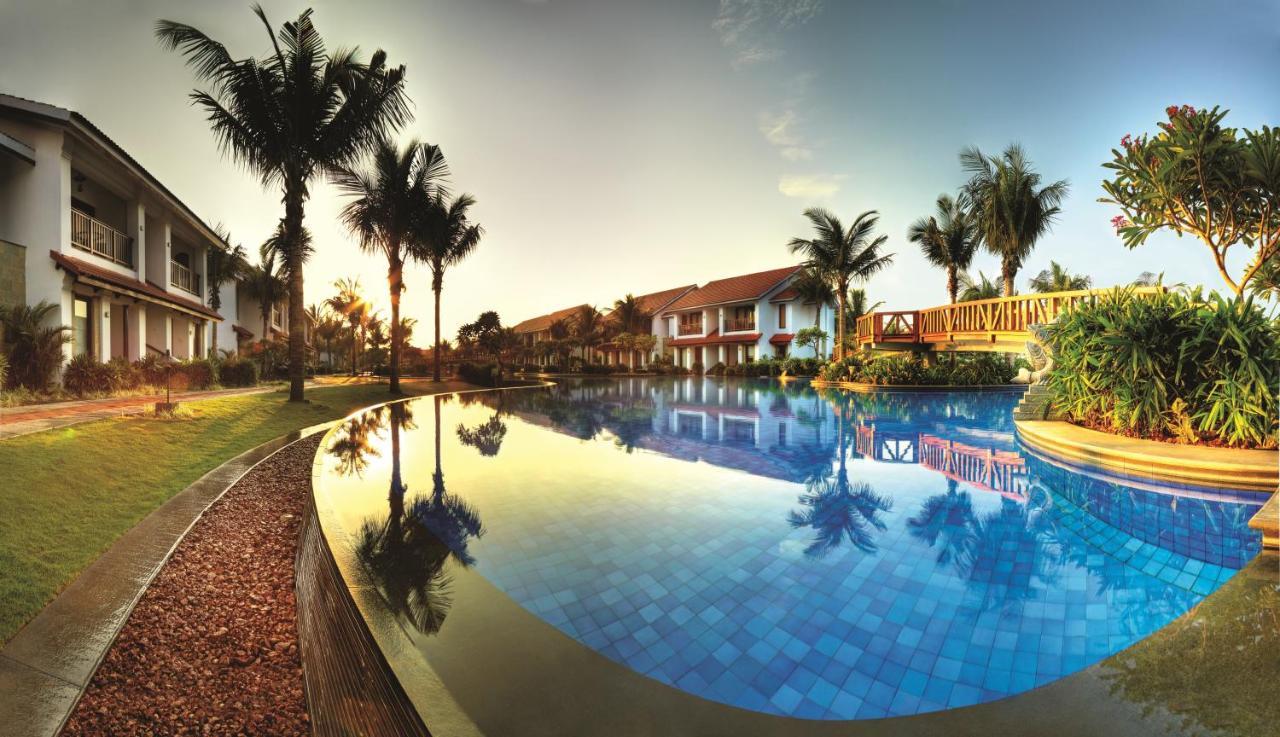 Radisson Blu Resort Temple Bay Mamallapuram Exterior foto The pool at the resort