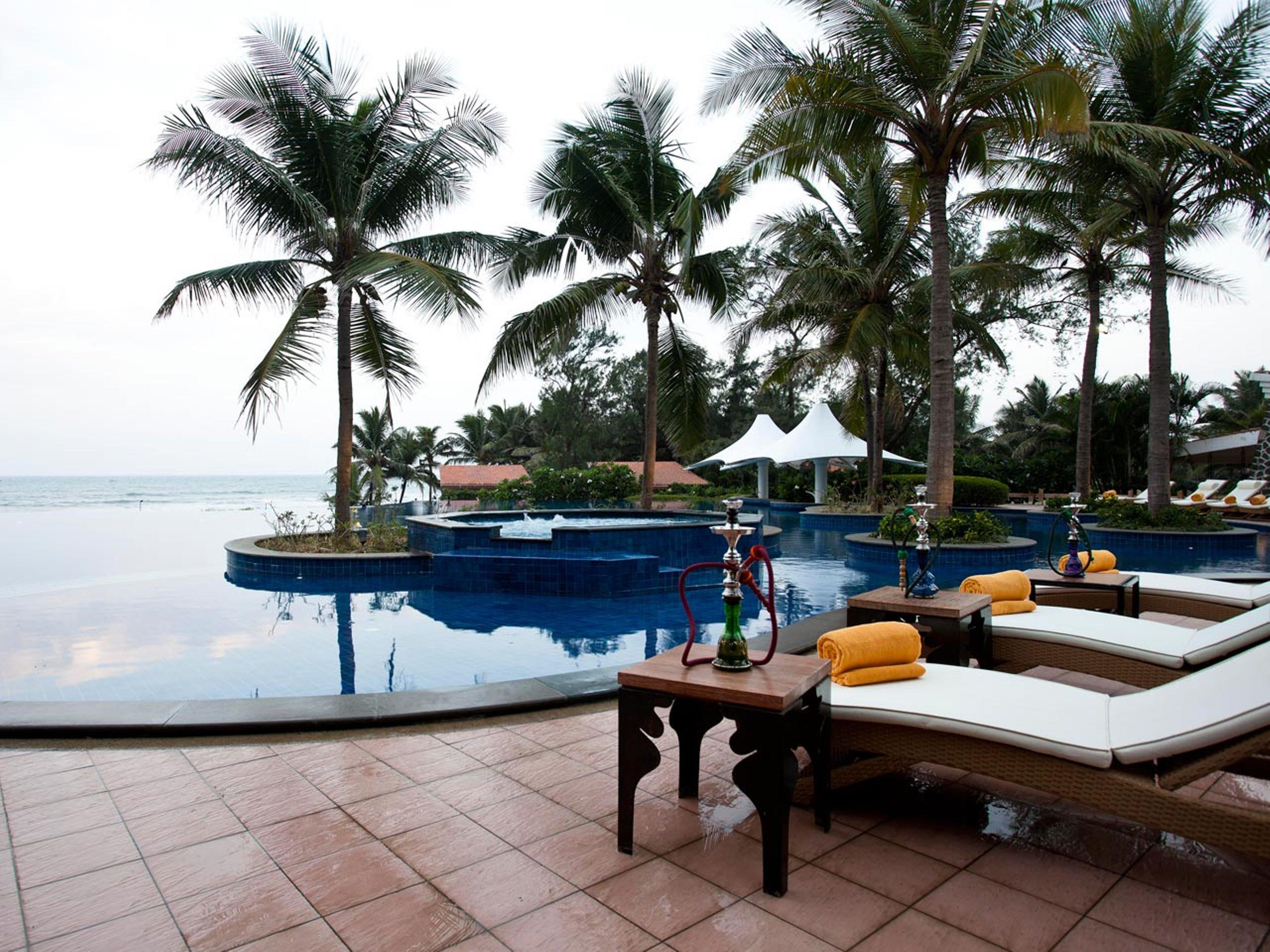 Radisson Blu Resort Temple Bay Mamallapuram Exterior foto Pool at the Intercontinental Hotel, Changi