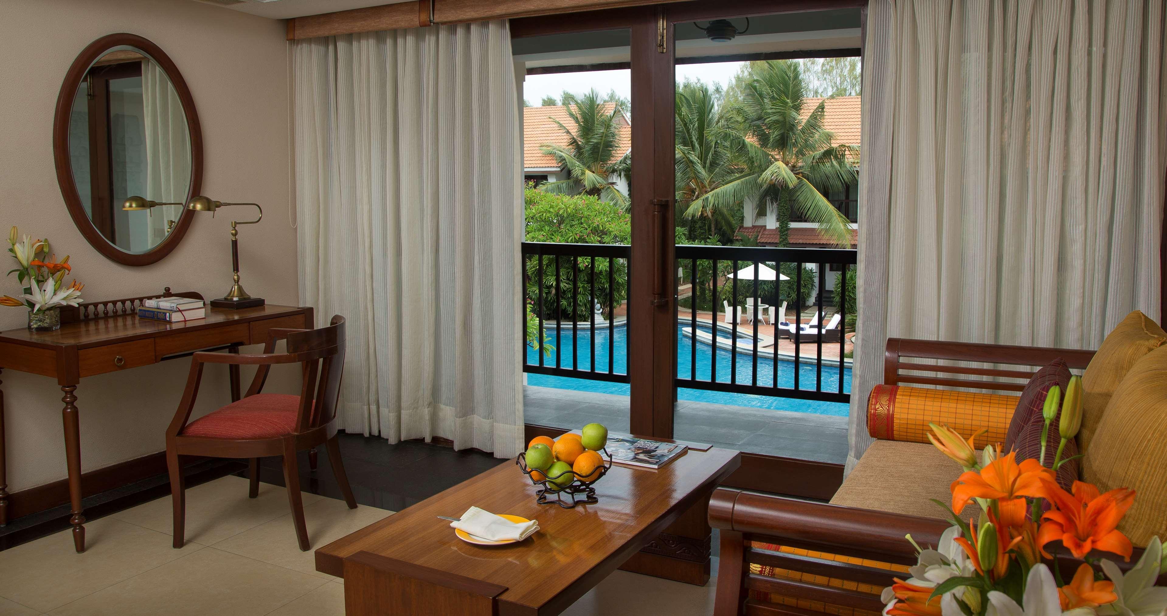 Radisson Blu Resort Temple Bay Mamallapuram Exterior foto A room at the resort