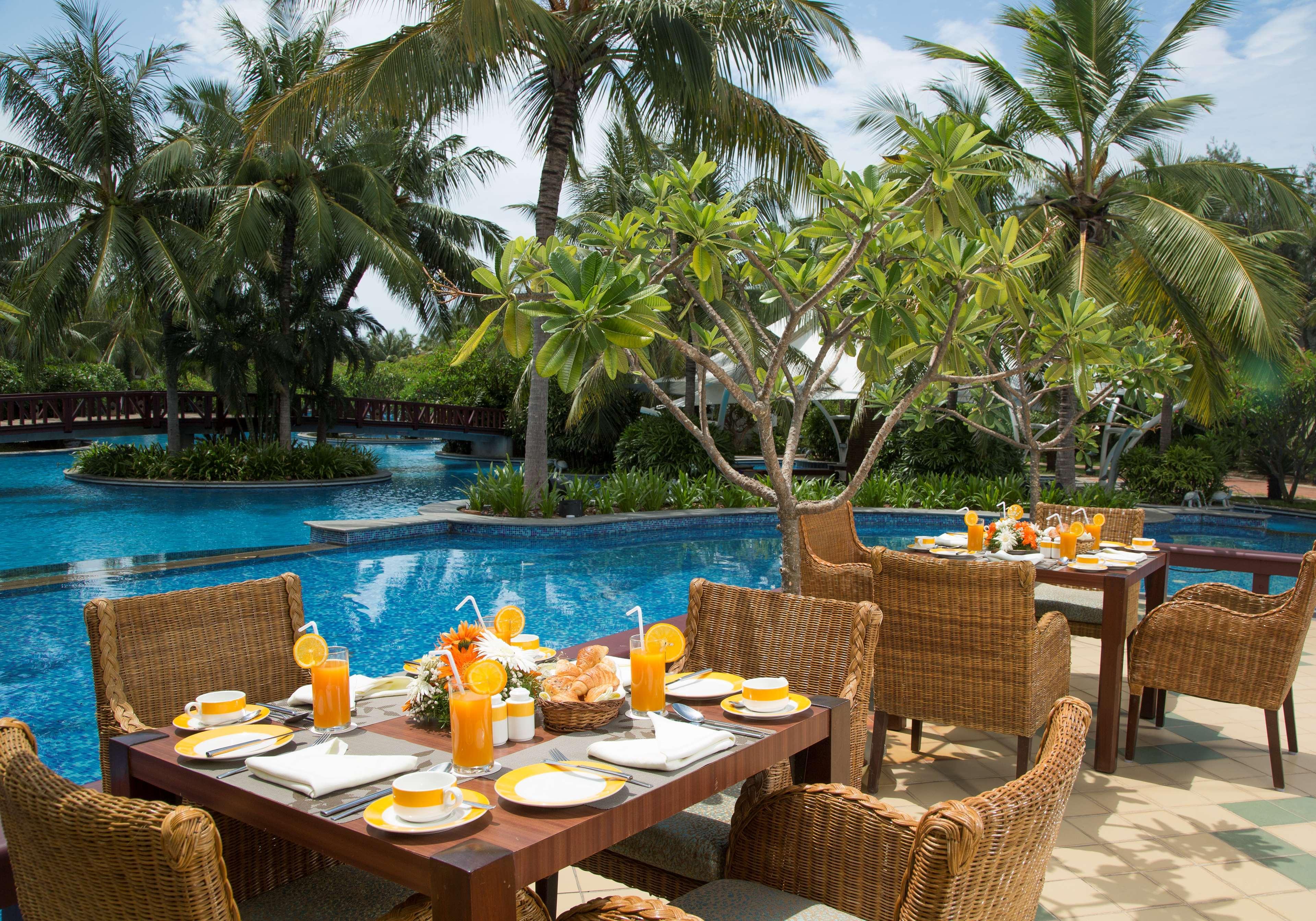 Radisson Blu Resort Temple Bay Mamallapuram Exterior foto The pool at the Le Méridien, Phuket Resort & Spa