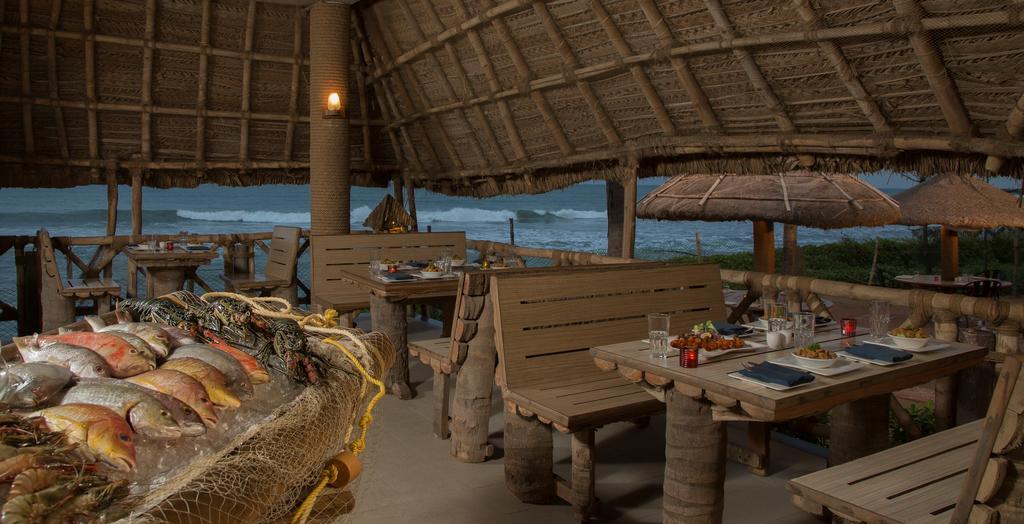 Radisson Blu Resort Temple Bay Mamallapuram Exterior foto The interior of the restaurant
